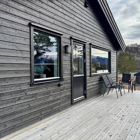 I Naturskjonne Omgivelser Ved Fjorden * Tingvoll