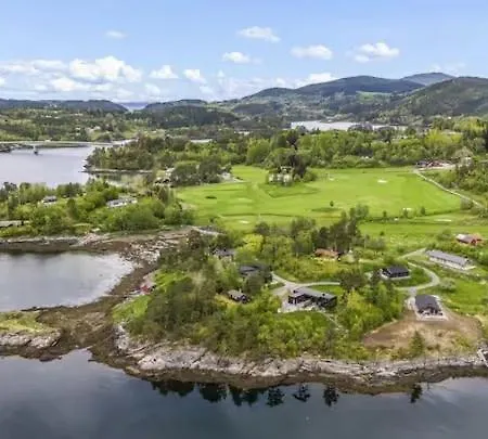 I Naturskjonne Omgivelser Ved Fjorden *